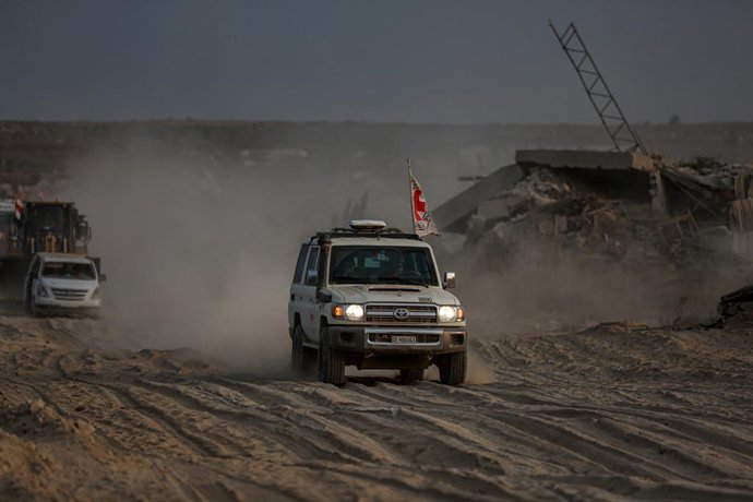 Un convoy de la CICR durante la búsqueda de rehenes israelíes en Gaza