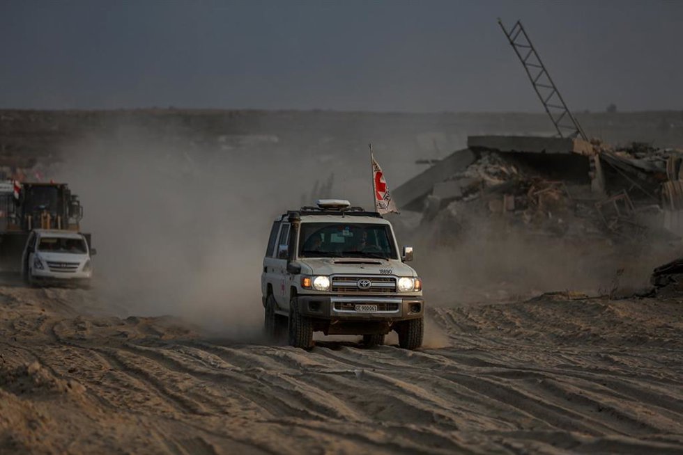 Un convoy de la CICR durante la búsqueda de rehenes israelíes en Gaza