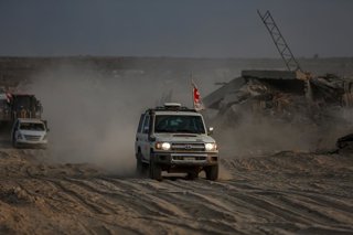 November 12, 2025, Gaza City, Gaza Strip, Palestinian Territory: Search operations to recover the bodies of Israeli hostages as part of the ceasefire and hostage exchange agreement between Hamas and Israel are conducted by members of Hamasâ€s military win