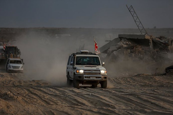 November 12, 2025, Gaza City, Gaza Strip, Palestinian Territory: Search operations to recover the bodies of Israeli hostages as part of the ceasefire and hostage exchange agreement between Hamas and Israel are conducted by members of Hamasâ€s military win