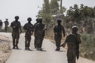 Archivo - 29 July 2025, Palestinian Territories, Hebron: Israeli Defense Forces raid the mourning tent where Palestinians of Umm Al-Khair community gatheted to mourn Awdah Al-Hathaleen, who was shot by an Israeli right-wing settler the previous day. Photo