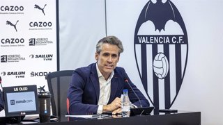 Archivo - El director deportivo del Valencia, Miguel Ángel Corona. Atiende a los medios de comunicación.