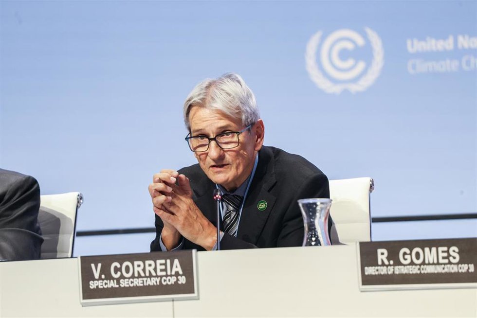 Archivo - El secretario especial de la Casa Civil de Brasil para la COP30, Valter Correia, interviene en un panel plenario durante su presentación sobre la logística de la cumbre.