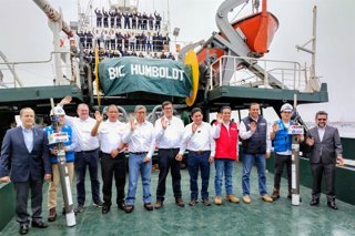 Representantes privados del sector pesca y autoridades a bordo del BIC Humboldt.