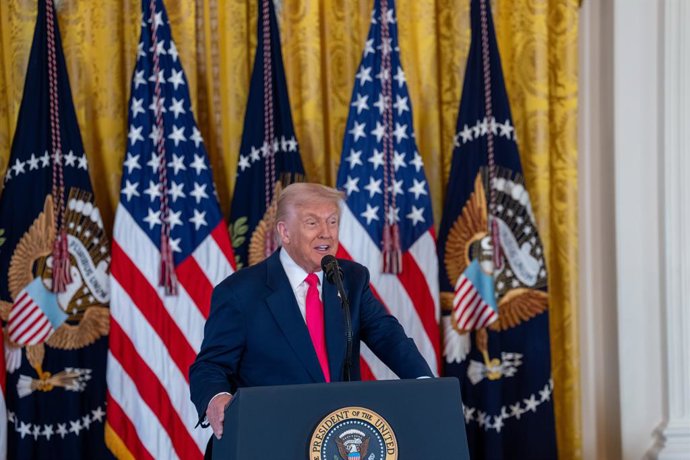 13 de novembro de 2025, Washington, Distrito de Colúmbia, Estados Unidos: O Presidente DONALD TRUMP e a Primeira Dama MELANIA TRUMP participam da Cerimônia de Assinatura de uma Ordem Executiva sobre Fomentar o Futuro das Crianças e Famílias Americanas.