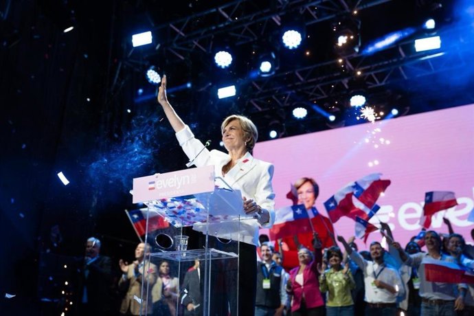 La candidata a la Presidencia de Chile por Unión Demócrata Independiente, Evelyn Matthei, en su acto de cierre de campaña