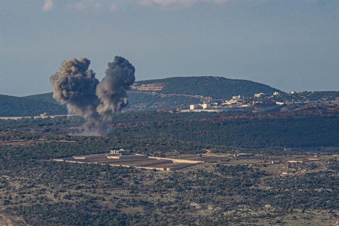 Archivo - MOSHAV DOVEV, Nov. 19, 2023  -- Smoke rises from a southern Lebanese village after the explosion of Israeli Army's artillery unit fired from northern Israel Nov. 18, 2023.   An Israeli drone on Saturday attacked the Lebanese southern city of Nab