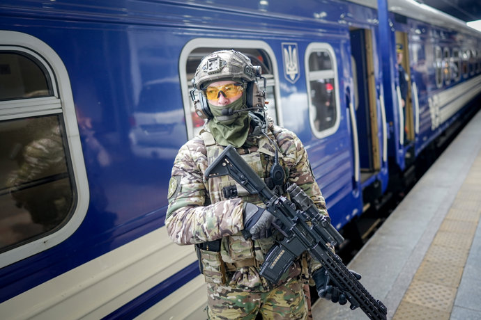 dpatop - 10 May 2025, Ukraine, Kiev: A heavily armed soldier secures the special train carrying the German Chancellor back to Poland after the Coalition of the Willing meeting in Kyiv.