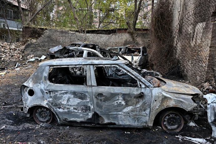 23 de outubro de 2025, Kiev, Ucrânia: Carros queimados perto de um prédio de apartamentos danificado em um ataque noturno de drones russos em meio ao ataque da Rússia à Ucrânia, em Kiev, Ucrânia, em 23 de outubro de 2025.