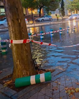 Balsa de agua en una calle de Cáceres con motivo de las lluvias de la borrasca Claudia