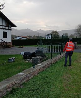 Un agente de la Policía Foral junto a la moto implicada en el accidente mortal.