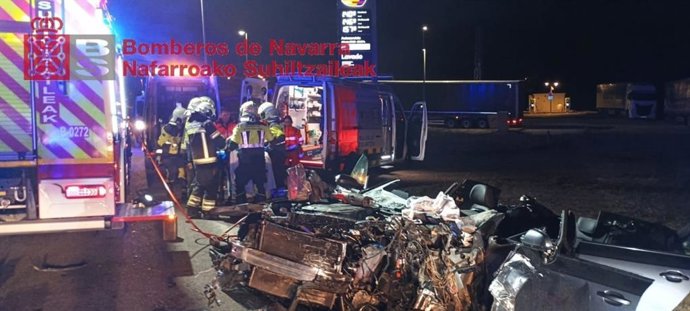 Los bomberos intervienen con el vehículo accidentado.