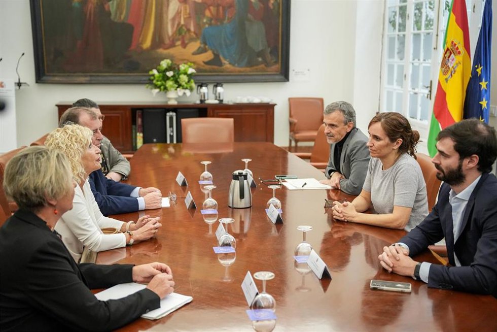 La ministra de Sanidad, Mónica García, (d) y la presidenta de Amama Sevilla, Ángela Claverol (2i) durante la reunión mantenida el día de hoy. A 30 de octubre de 2025 en Sevilla, Andalucía (España). 