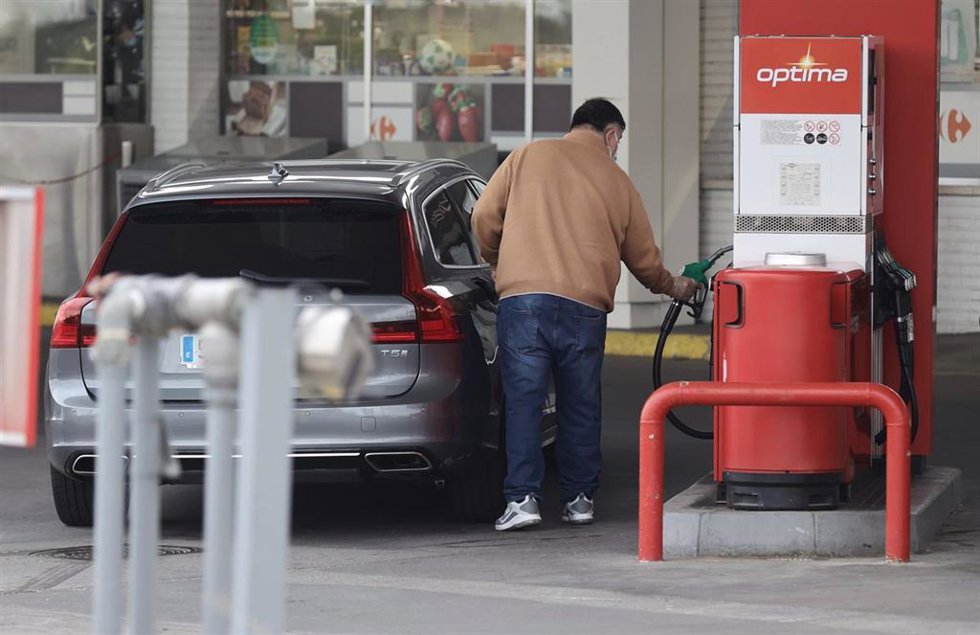 Archivo - Una persona reposta combustible