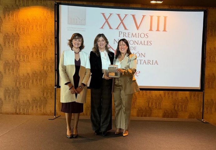 La rectora de la ULE, Nuria González (centro), en la entrega de los XXVIII Premios Nacionales de Edición Universitaria.
