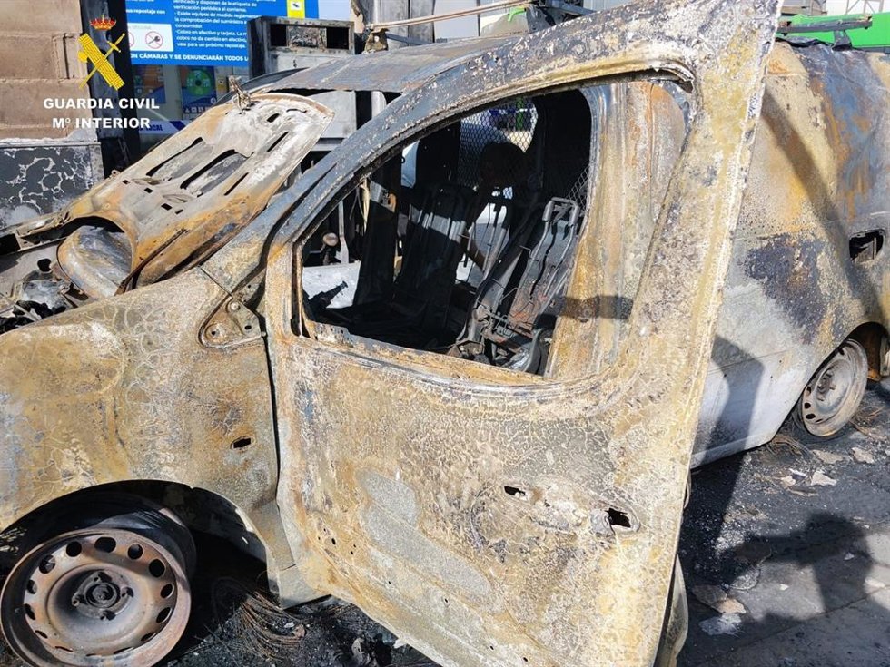 Estado en el que quedó la furgoneta tras el incendio provocado usando para ello garrafas que tenía en su interior.