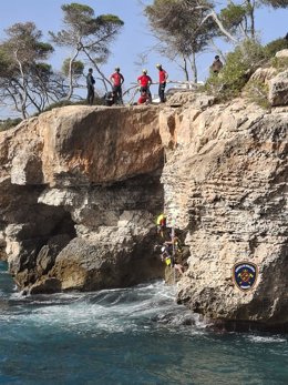 Rescatan a un hombre que quedó atrapado en una cueva mientras practicaba pádel surf en Santanyí.
