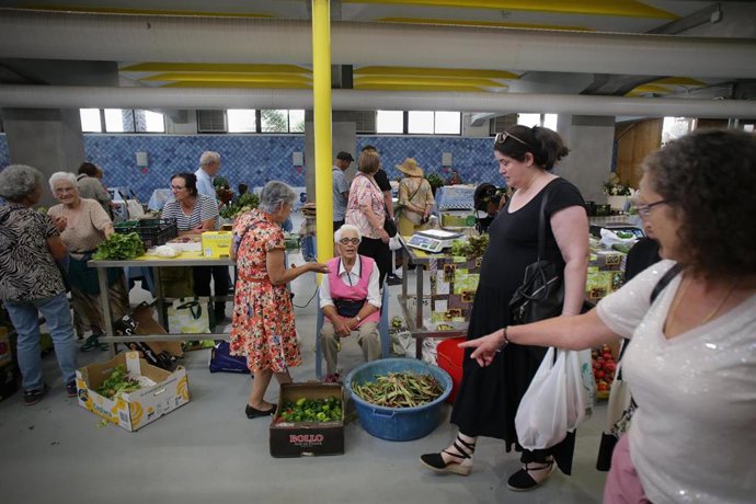 Archivo - Arquivo - Varias persoas compran alimentos nun mercado, a 11 de agosto de 2023, en Lugo, Galicia (España). O Índice de Prezos de Consumo (IPC) aumentou un 0,2% en xullo en relación ao mes anterior e elevou catro décimas a súa taxa interanual, at