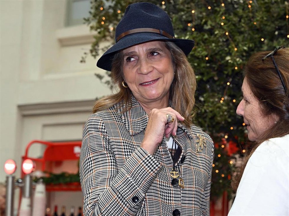 La Infanta Elena durante la inauguración del Rastrillo de Nuevo Futuro 2025 en la Galería de Cristal del Palacio Cibeles