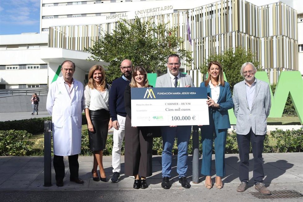 Responsables de una investigación en cáncer de mama metastásico del Macarena y Cabimer, a las puertas del centro hospitalario.