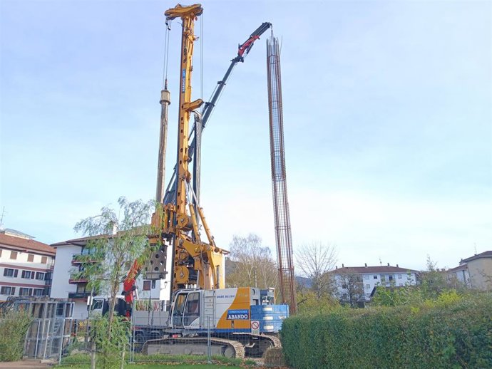 Las máquinas, durante las labores de cimentación.
