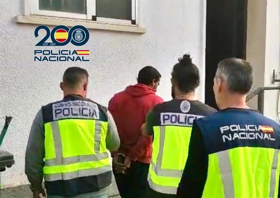 Agentes de la Policía con el detenido por el homicidio de un joven en El Puerto.