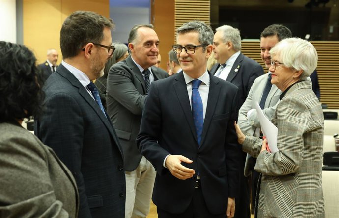 O Ministro da Presidência, Justiça e Relações com os Tribunais, Félix Bolaños (c), em sua chegada para comparecer à Comissão de Justiça, no Congresso dos Deputados, em 14 de novembro de 2025, em Madri (Espanha). Bolaños apresentou o Pro