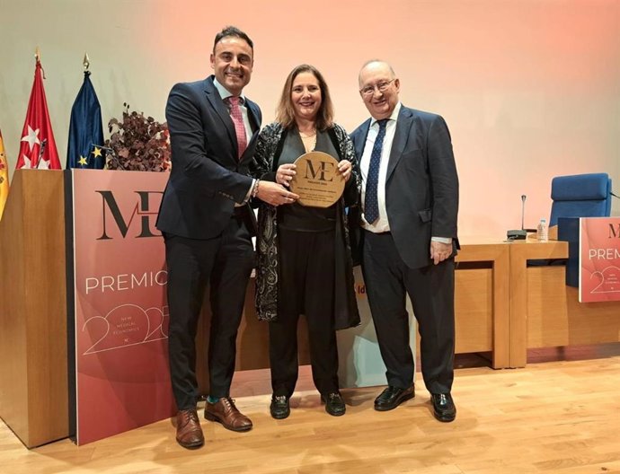 La consellera de Salud, Manuela García. Y el subdirector de Humanización y Servicio de Salud, Gabriel Rojo.