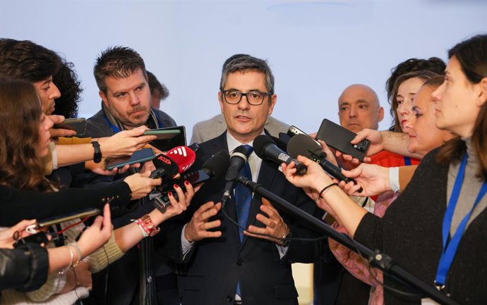 El ministro de la Presidencia, Justicia y Relaciones con las Cortes, Félix Bolaños, atiende a los medios a su llegada para comparecer ante la Comisión de Justicia, en el Congreso de los Diputados, a 14 de noviembre de 2025, en Madrid (España). Bolaños ha 