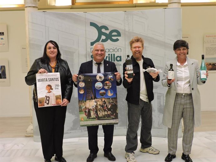 El alcalde de Villanueva del Río y Minas, Miguel Ángel Barrios, y el chef Daniel del Toro, en la presentación del amplio programa de fiestas de cara a la Navidad, en un acto en la Casa de la Provincia.