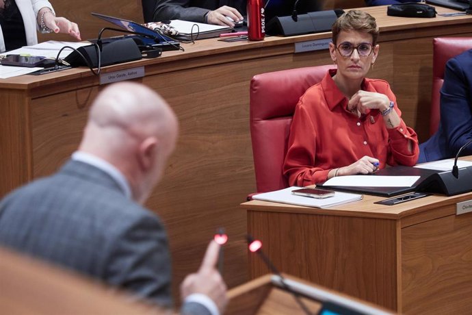 La presidenta del Gobierno de Navarra, María Chivite, escucha la intervención del portavoz de UPN, Javier Esparza, en el Debate sobre el Estado de la Comunidad.