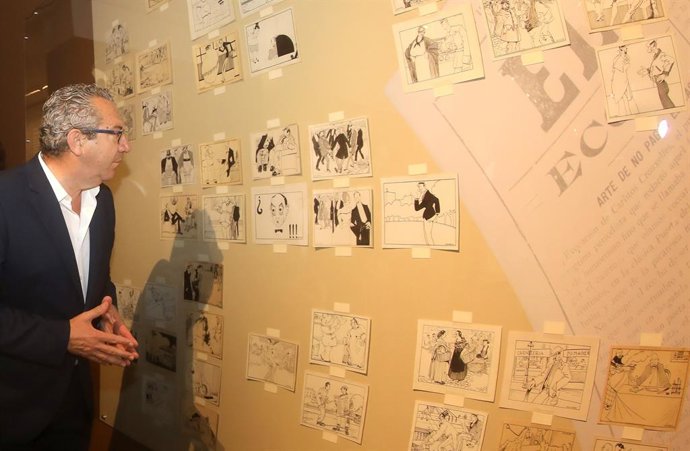 Archivo - El presidente de la Diputación de Alicante, Toni Pérez, en la muestra sobre Lorenzo Aguirre