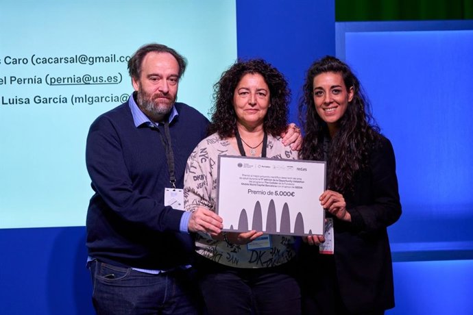 La investigadora Marisa García Martín, recibiendo el premio a la mejor iniciativa del panel de salud en la fase Opportunity Validation del programa The Collider del Mobile World Capital de Barcelona.