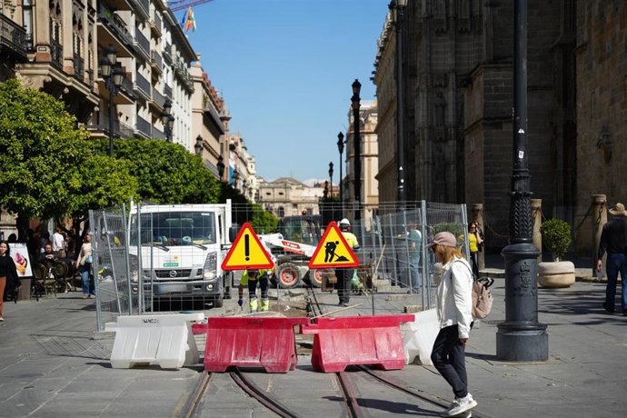 Archivo - Obras en el trazado ferroviario en la Avenida de la Constitución. Imagen de archivo.