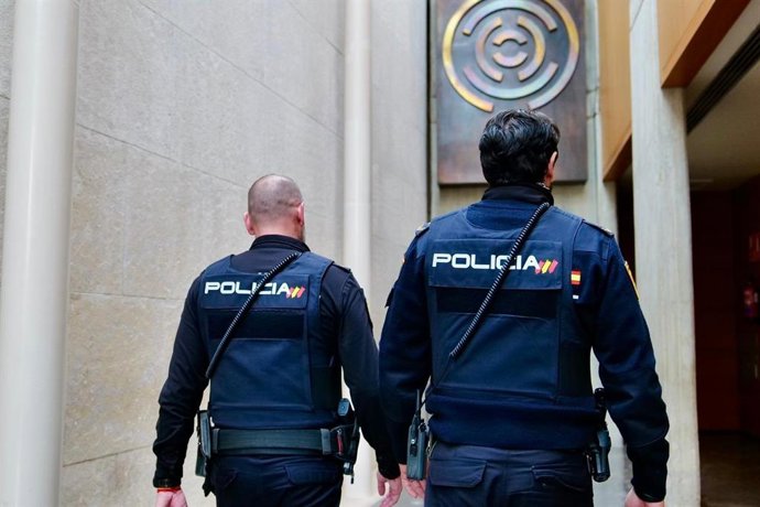 Dos miembros de la Unidad de la Policía Adscrita.