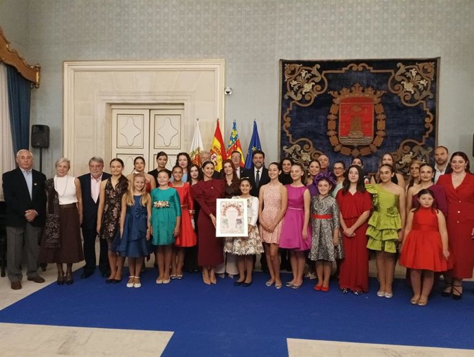 El Ayuntamiento de Alicante recibe a candidatas a reinas de la Federación de Asociaciones Festivas en Barrios y Partidas