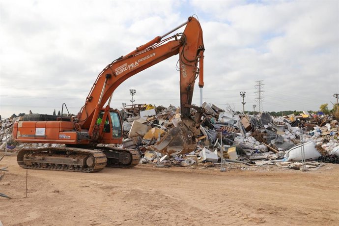 Retirada de escombros generados por las obras de reconstrucción en Paiporta