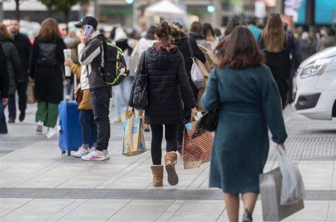 Archivo - Dos mujeres caminan con bolsas con compras, a 25 de noviembre de 2021, en Madrid (España). 