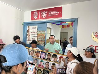 Colectivos de desaparecidos encaran a comisionado en Guerrero y exigen renuncia de titular de Derechos Humanos