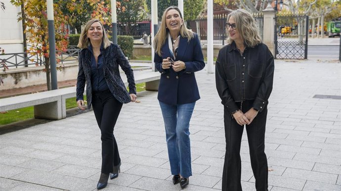 La consejera de Economía, Innovación, Empresa y Trabajo Autónomo, Belinda León, la rectora de la Universidad de La Rioja, Eva Sanz, y la directora general de Trabajo y Salud Laboral, Pilar Simón