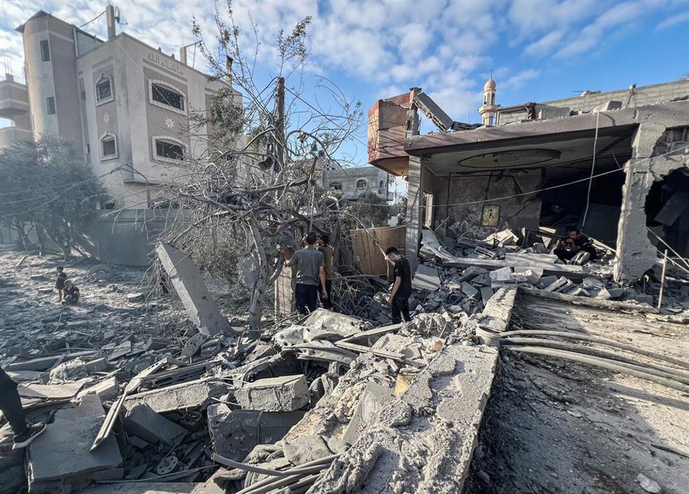 Palestinos en el campamento de refugiados de Nuseirat entre los restos de edificios destruidos por el Ejército de Israel en el marco de su ofensiva contra la Franja de Gaza (archivo)