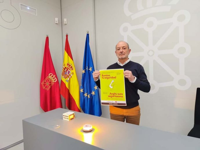 El director del Servicio de Tráfico, José Javier Boulandier, presenta la campaña ‘Ilumina tu seguridad’.