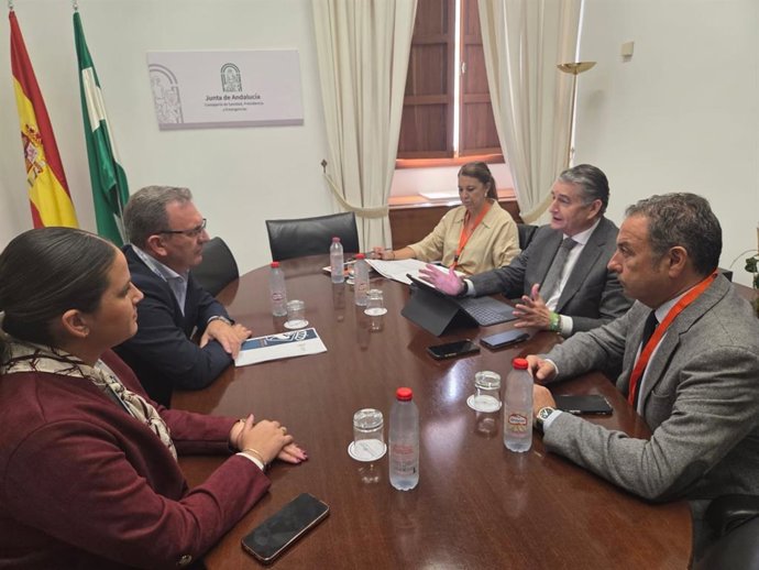 El alcalde de El Cuervo (Sevilla), José Manuel Oliva, en una reunión junto al Consejero de Salud, Antonio Sanz, el delegado del Gobierno en Sevilla, Ricardo Sánchez y la delegada territorial, Silvia Pozo.