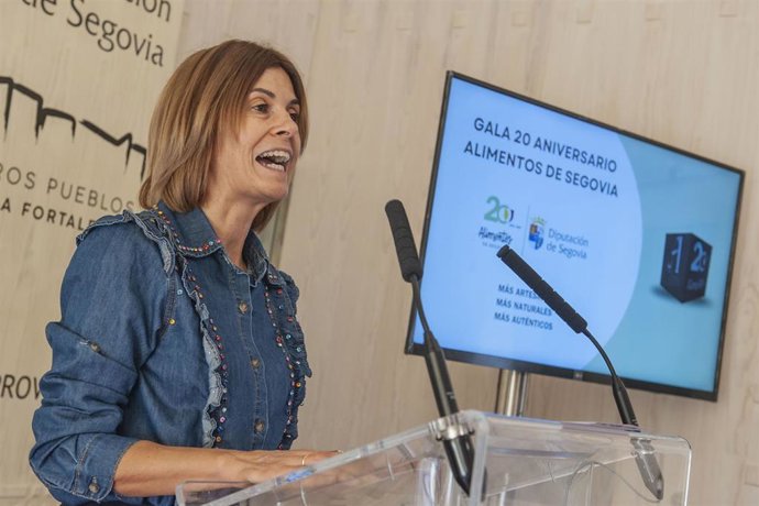 La diputada del Área de Promoción Provincial y Desarrollo Rural Sostenible, Magdalena Rodríguez, presenta la gala que reconoce el vigésimo aniversario de Alimentos de Segovia