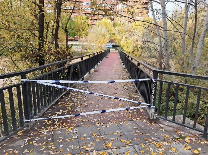 La Policía Local de León cierra pasarelas peatonales sobre el Bernesga y pasos bajo el puente ante la crecida del caudal.