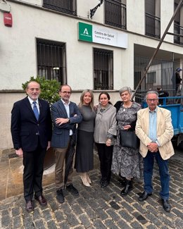 Elena González (3i), en la visita al centro de salud Fuente de la Villa.