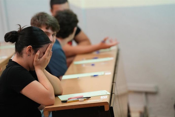 Archivo - Imágenes de la primera jornada de la Prueba de Acceso a la Universidad en Andalucía en la Facultad de Medicina, a 3 de junio de 2025 en Sevilla, Andalucía (España).  