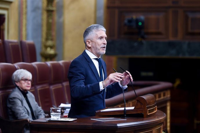 El ministro del Interior, Fernando Grande-Marlaska, interviene durante una sesión de control al Gobierno, en el Congreso de los Diputados, a 12 de noviembre de 2025, en Madrid (España). Sánchez ha acudido al Congreso para informar sobre los resultados de 