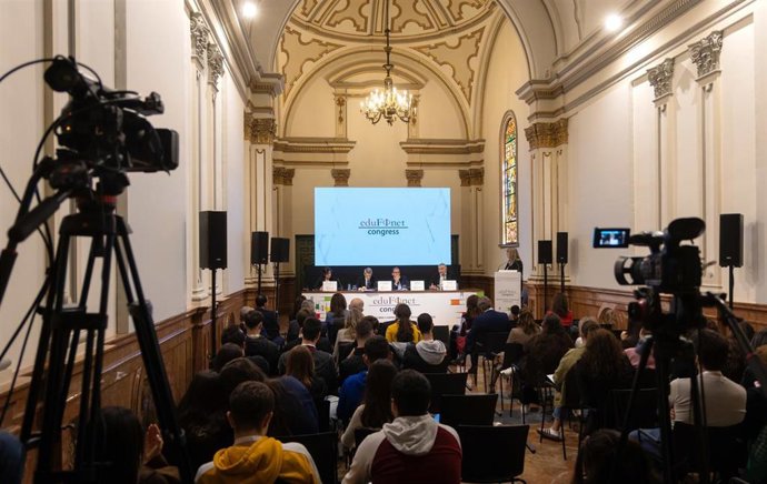 El Congreso de Educación Financiera de Edufinet, promovido por la Fundación Unicaja y Unicaja, ha clausurado este viernes su octava edición, que ha contado con más de 450 inscritos (presenciales y online) y que ha superado las 70.000 visualizaciones.