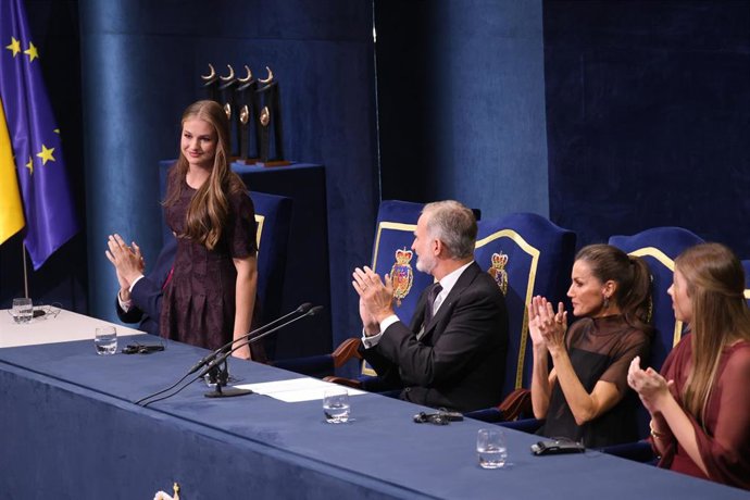 La princesa Leonor, el Rey Felipe VI, la Reina Letizia y la infanta Sofia durante la ceremonia de los Premios Princesa de Asturias 2025 celebrados en el Teatro Campoamor, a 24 de octubre de 2025, en Oviedo (España). La Fundación Princesa de Asturias ha di